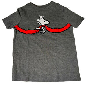 WHO doesn’t love Woodstock? ❤️ He’s wrapped himself up for Christmas on this tee